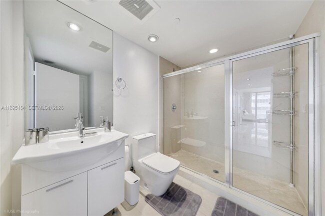 Building Photo - 495 Brickell Ave