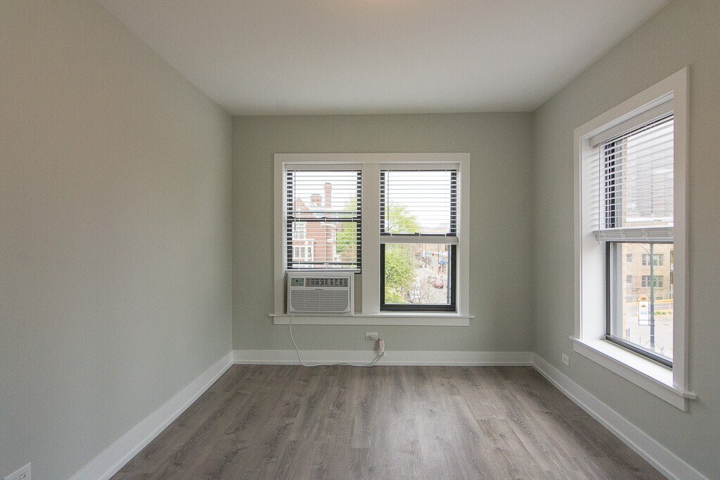 Building Photo - 706 W Brompton Ave