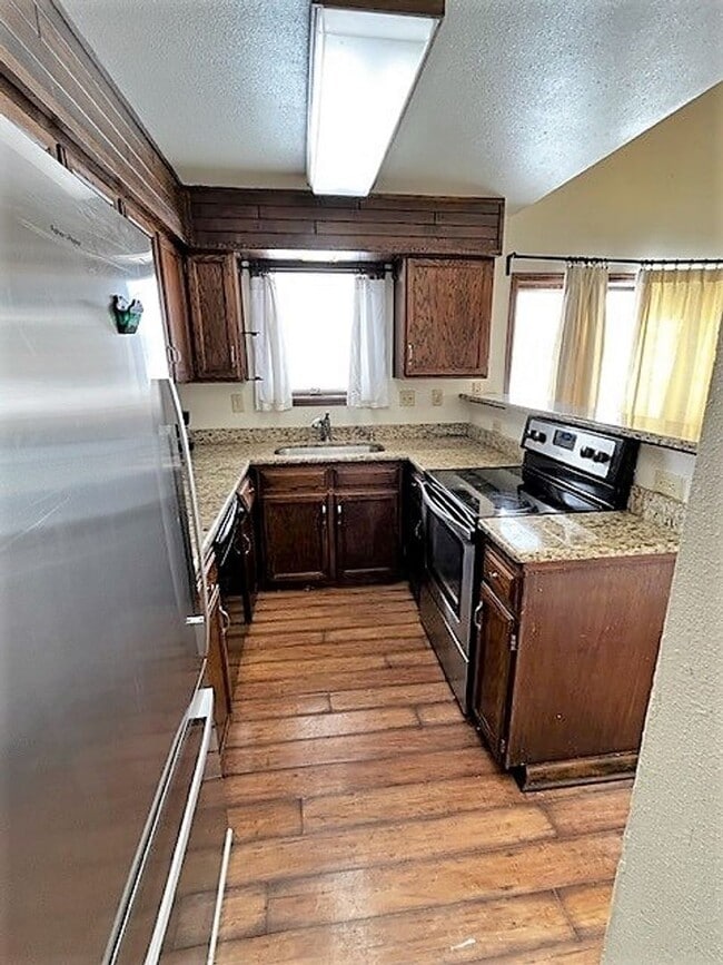 Building Photo - 305 N Chipmunk Cir