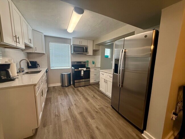 Building Photo - Charming Coastal Cottage with Huge Fenced Yard & Smart Tech!