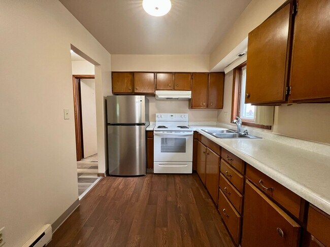 Building Photo - 1 bed 1 bath apartment with LVP flooring