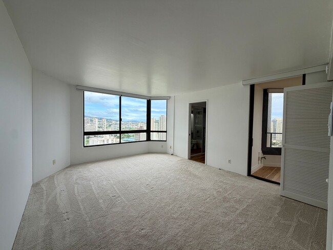 Building Photo - Luxury High-Floor Condo with Panoramic Ocean & Diamond Head Views | 2 Parking | Great Building Am...