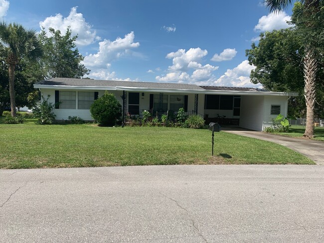 Primary Photo - 2 Bedroom / 1 Bathroom Home in Ocala East ...