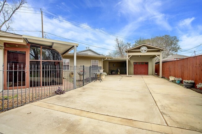 Building Photo - 5303 Tallow Ln