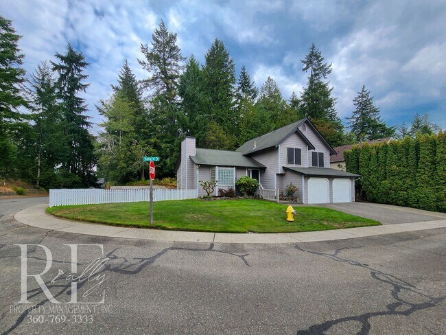 Building Photo - Spacious Tri-Level in East Bremerton | Cor...
