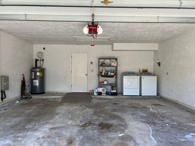 Building Photo - AVAIALBLE IMMEDIATELY Beautiful 3 bed 2.5 ...