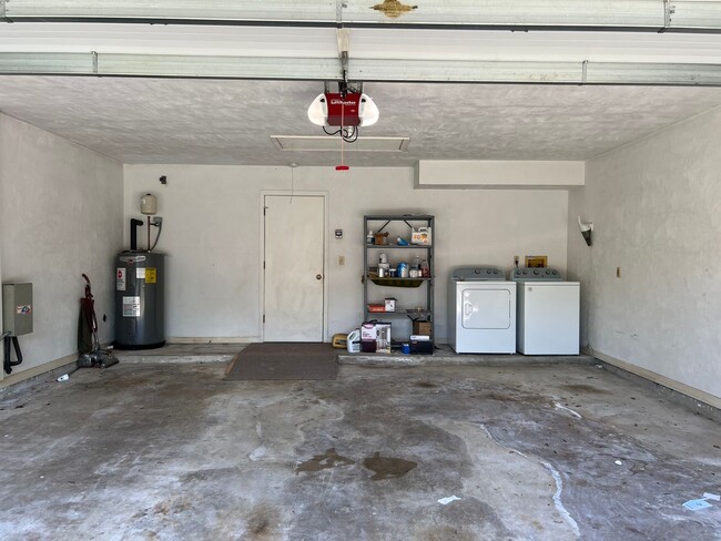 Building Photo - Beautiful 3 bed 2.5 bath townhome