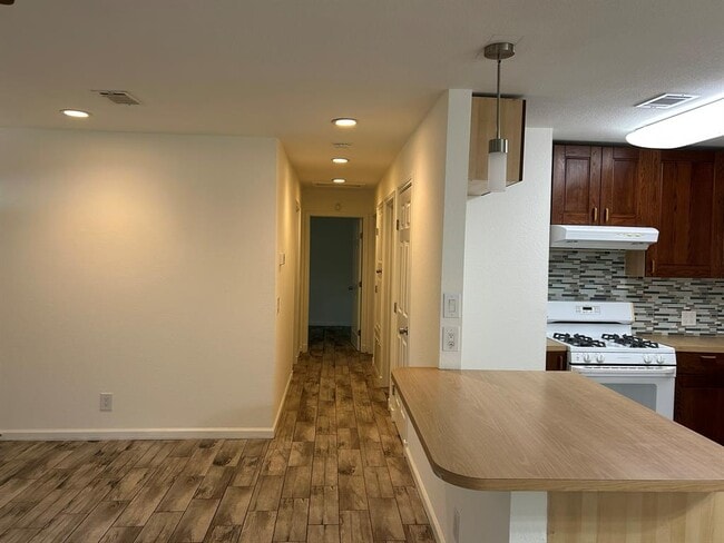 Building Photo - 6512 Linda Ln