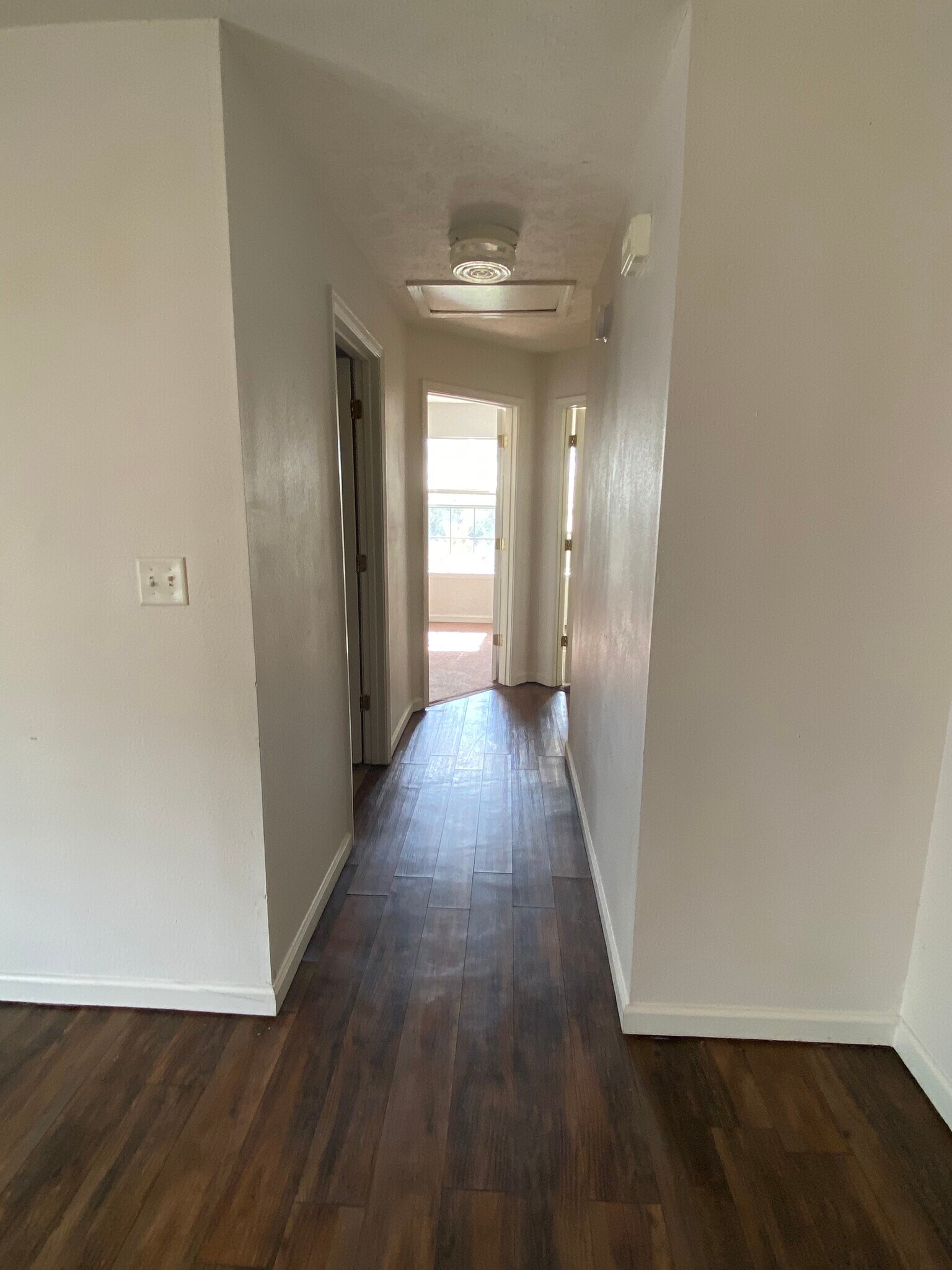 Building Photo - 1002 E 7th Ct