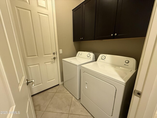 Building Photo - 276 E Coconino Dr