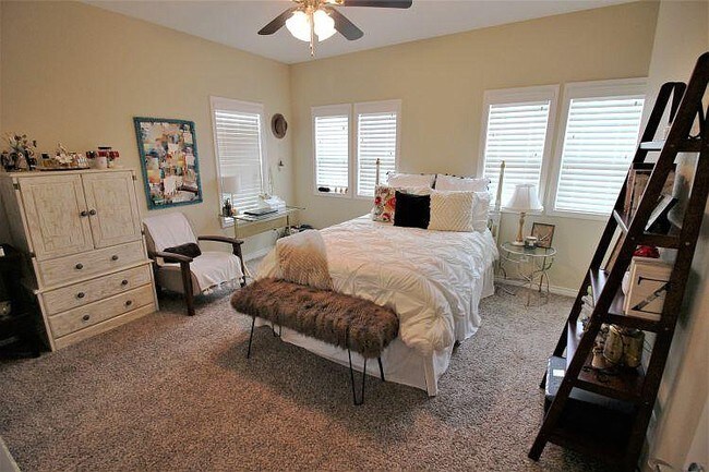 Building Photo - 314 Fairway Dr