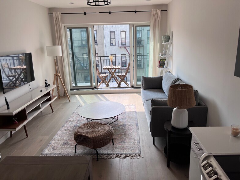 Building Photo - 1390 Putnam Ave