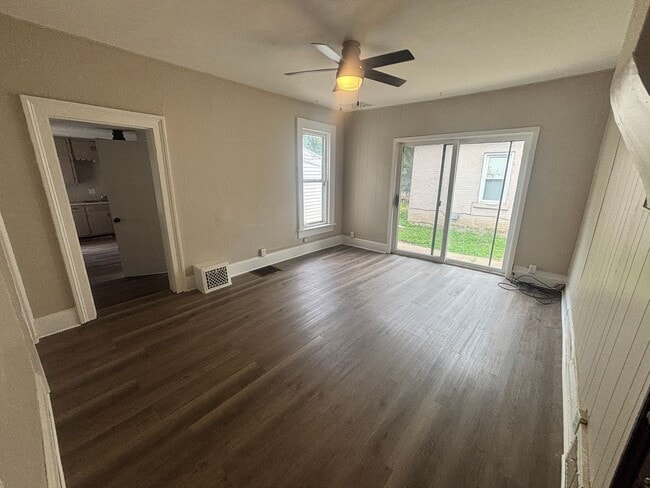 Building Photo - Lower 2 Bedroom Unit Apartment