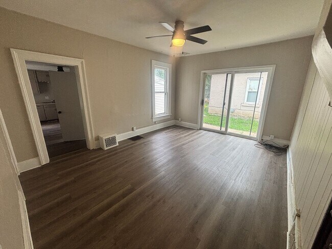 Building Photo - Spacious 2 Bedroom w/ Private Patio