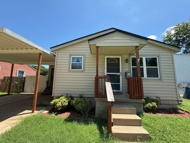 Building Photo - Adorable 3/1 Bungalow with $150 flat fee utilities