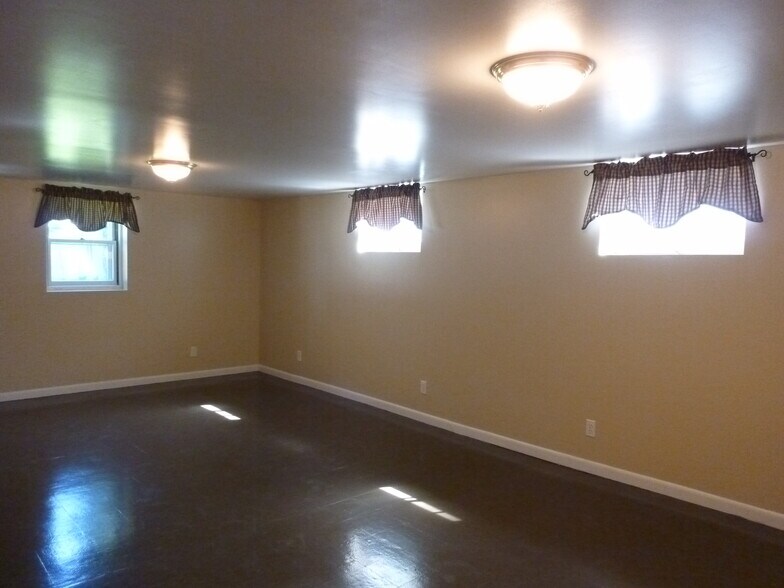 Building Photo - 825 E 35th Ave