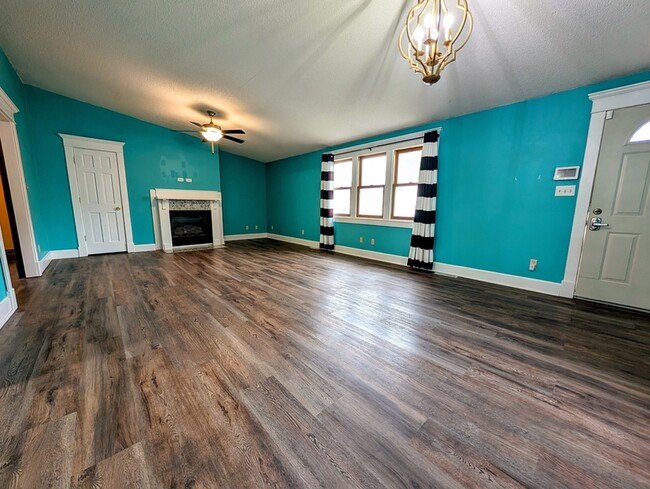 Building Photo - 517 1st Ave W