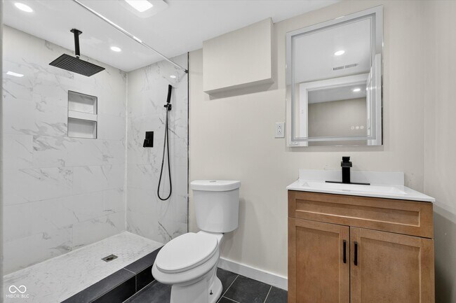 Building Photo - 320 W 39th St