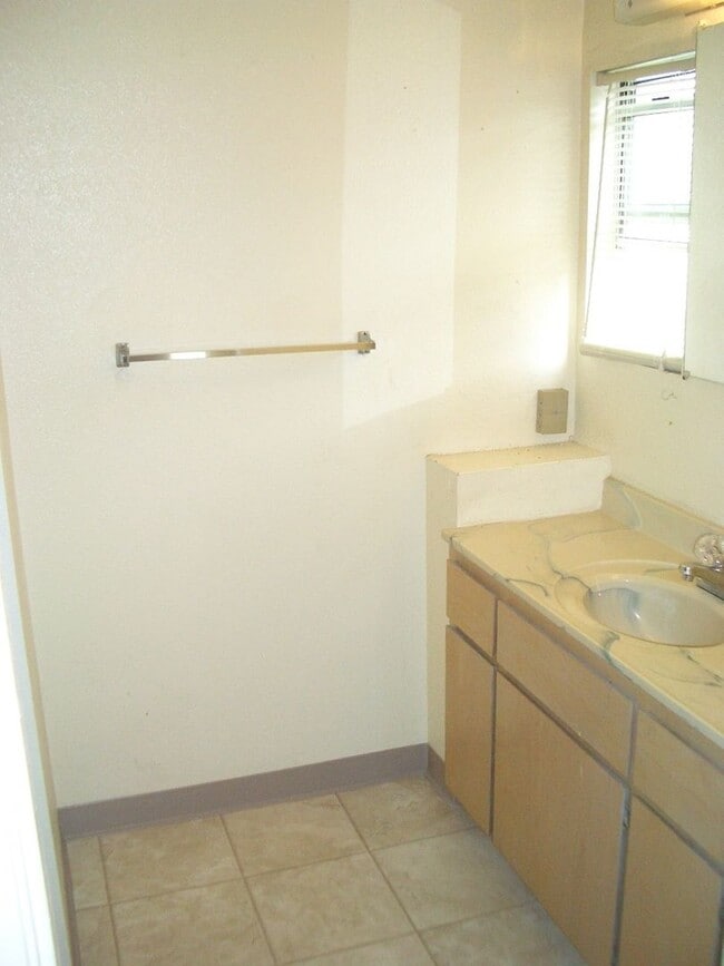 Building Photo - Fresh Interior