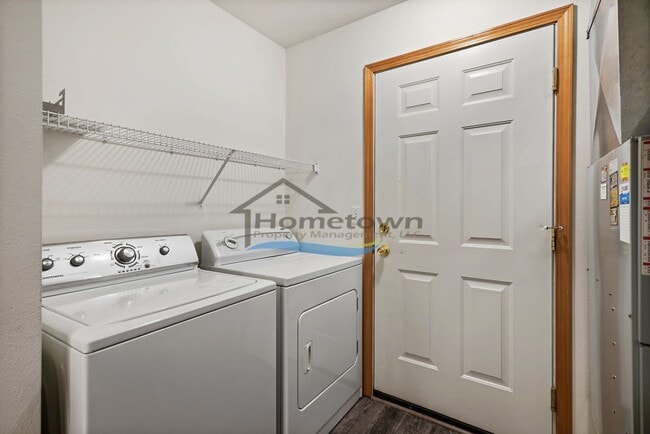 Building Photo - Lovely 3 Bedroom 2 Bath Home w/ 2 Car Gara...