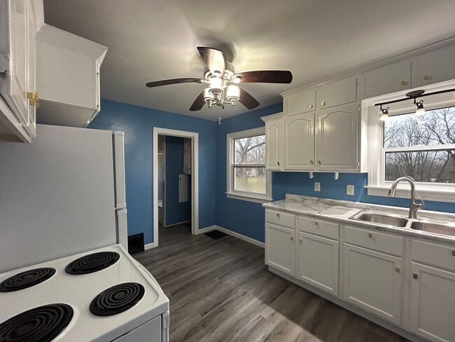 Building Photo - Private 2 bedroom 1 bath bungalow in Davenport