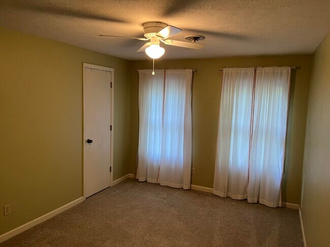 Building Photo - 487 Riverwood Dr