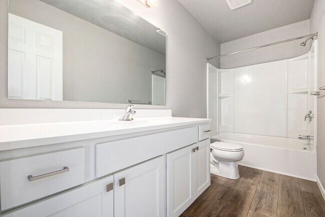 Building Photo - 2214 Macatawa Ln