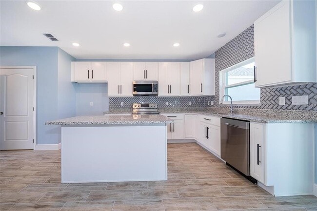 Building Photo - 626 Taft Dr