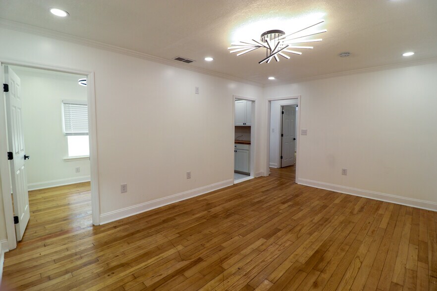 Building Photo - 1205 E 53rd St