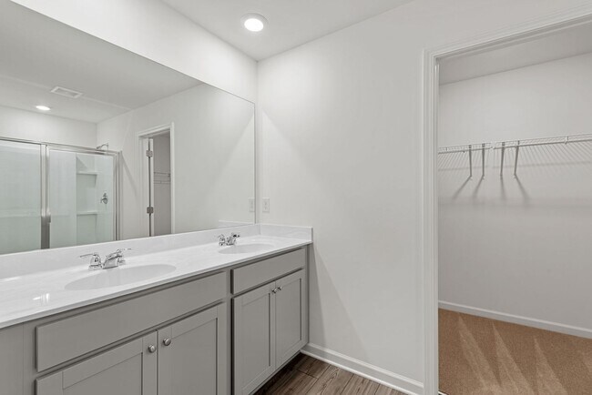Building Photo - Victoria Heights - 5 bedroom -For Rent $2350
