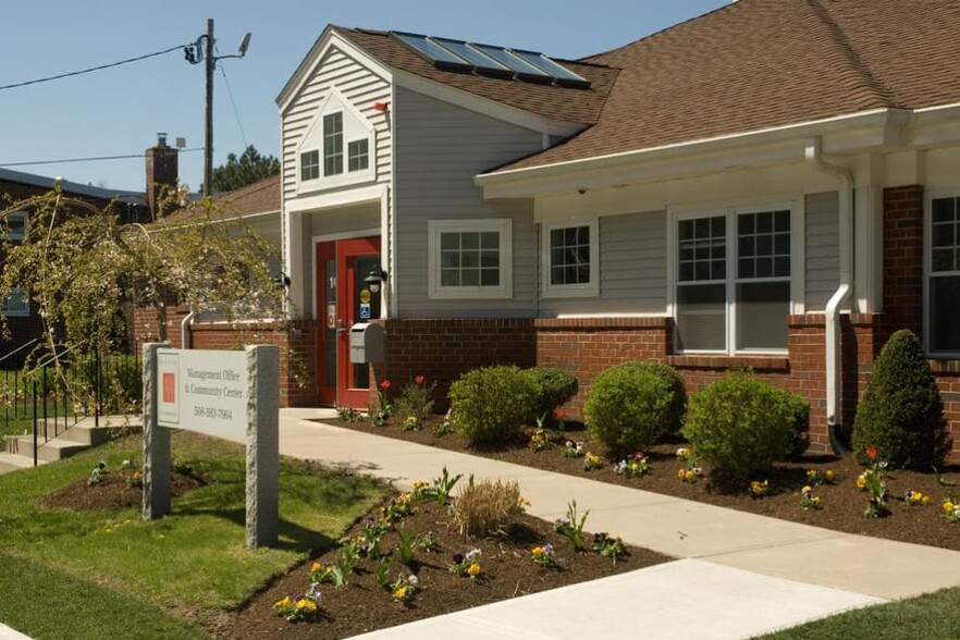 Building Photo - Davis Commons