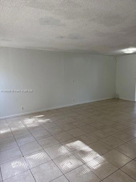 Building Photo - 3920 Woodside Dr