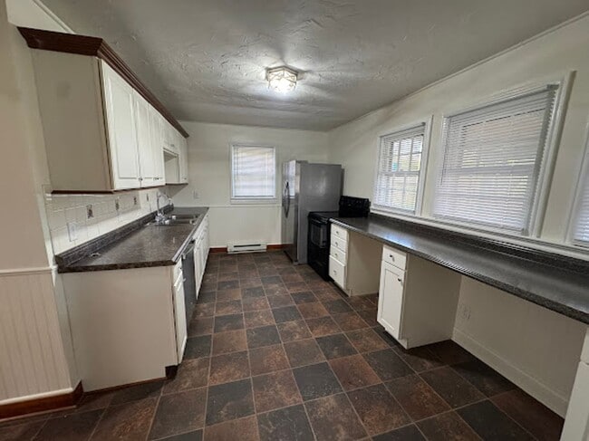 Building Photo - 3 Bedroom 2 Bathroom Home for Rent in Bluff City, TN