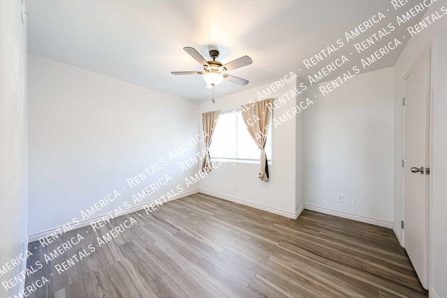 Building Photo - 1601 W Sunnyside Dr