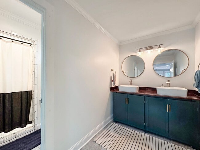 Building Photo - Large 4 bedroom, 3 bath home recently updated near Chickasaw Gardens