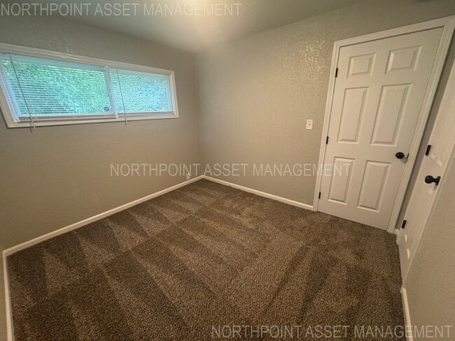 Building Photo - Spacious & Bright 4-Bed, 2-Bath Home in Fa...