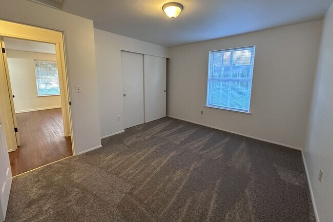 Building Photo - Nice 3 bd Rambler Availalbe for move in Oc...