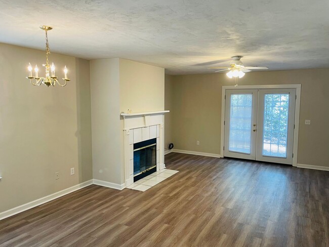 Building Photo - Spacious Townhouse off Hartsfield Road