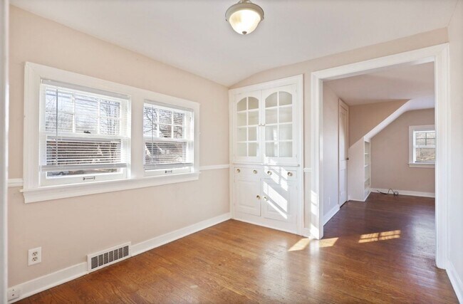 Building Photo - 916 S Webster St