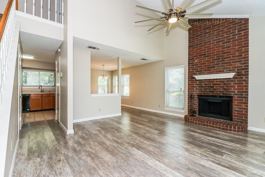 Building Photo - 3645 Fairview Dr