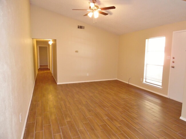 Building Photo - Updated 2 bedroom, 1 bath home is ready to...