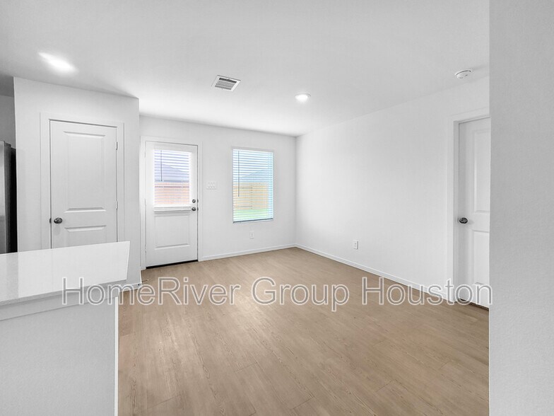 Building Photo - 16480 Blossom Grv Dr