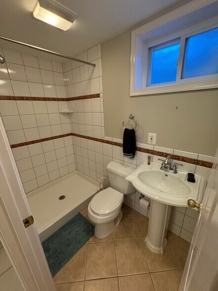 Full Bathroom - 201 E Indian Spring Dr