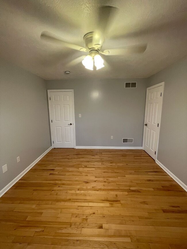 Building Photo - Beautiful custom built 5 bed 4 bath home with finished basement ready for you to move-in!