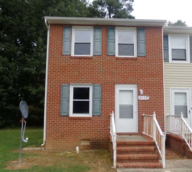 Building Photo - 2 BR Available in Prince George Commons To...