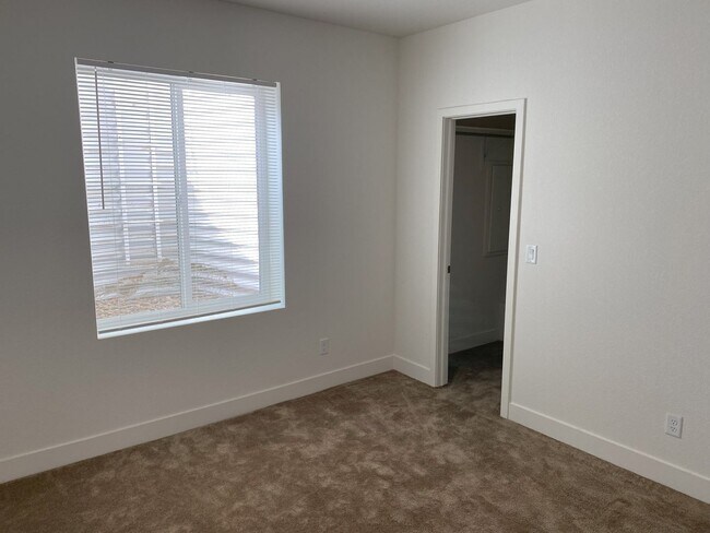 Building Photo - Stunning 4 bed 3.5 bath in Johnstown. Available NOW!