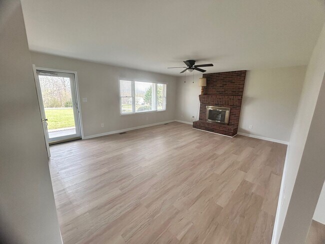 Building Photo - Peaceful Country Living