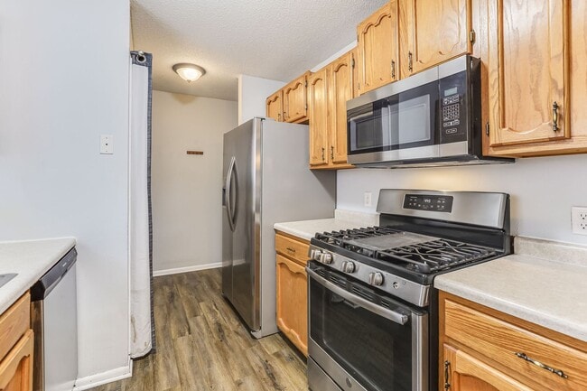 Building Photo - 2 Bedroom Condo in charming Plymouth neigh...