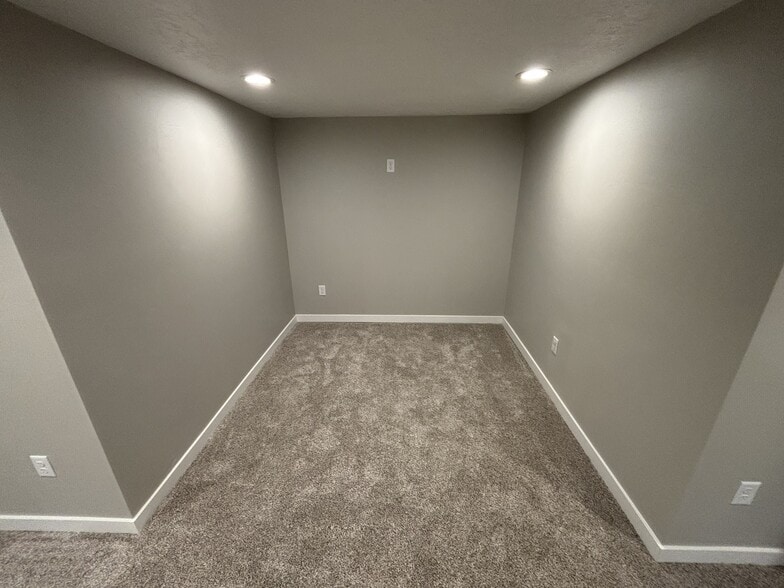 Building Photo - 69 Toponce Dr