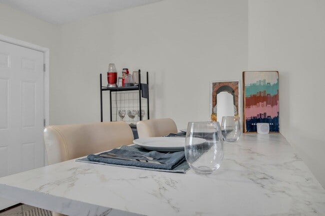 Building Photo - 306-306 Glenwood Cir